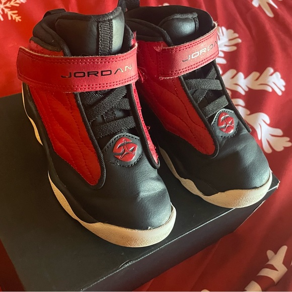 Size 9c  Jordan  Black Red & White - Picture 3 of 5